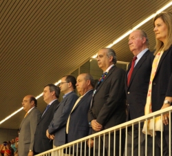 Don Juan Carlos en el palco presidencial junto a la ministra de Empleo y Seguridad Social, Fátima Báñez García y el presidente de la Federación Españo